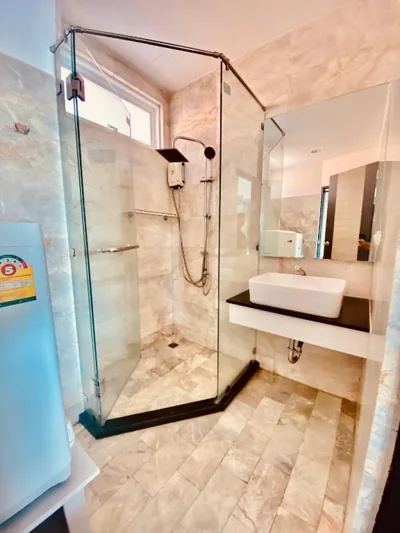 Stunning 60 sqm Studio at NaiHarn Beach Condo, Walk to Beach, Your Tropical Retreat! – Photos 3